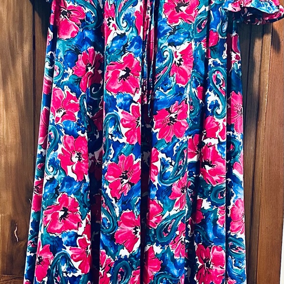 CLEARANCE! Vintage regal floral print lounging coat. A beautiful robe. - Picture 3 of 6